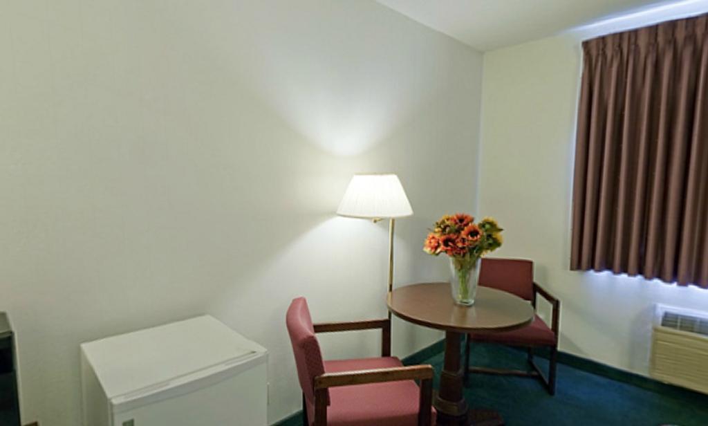 Americas Best Value Inn-Holts Summit/Jefferson City Room photo